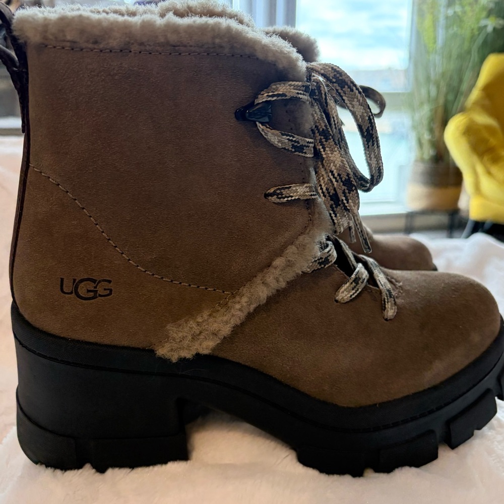 UGG Women's Tan Suede Lace-Up Shearling Ankle Boots sz 9. Water repellent